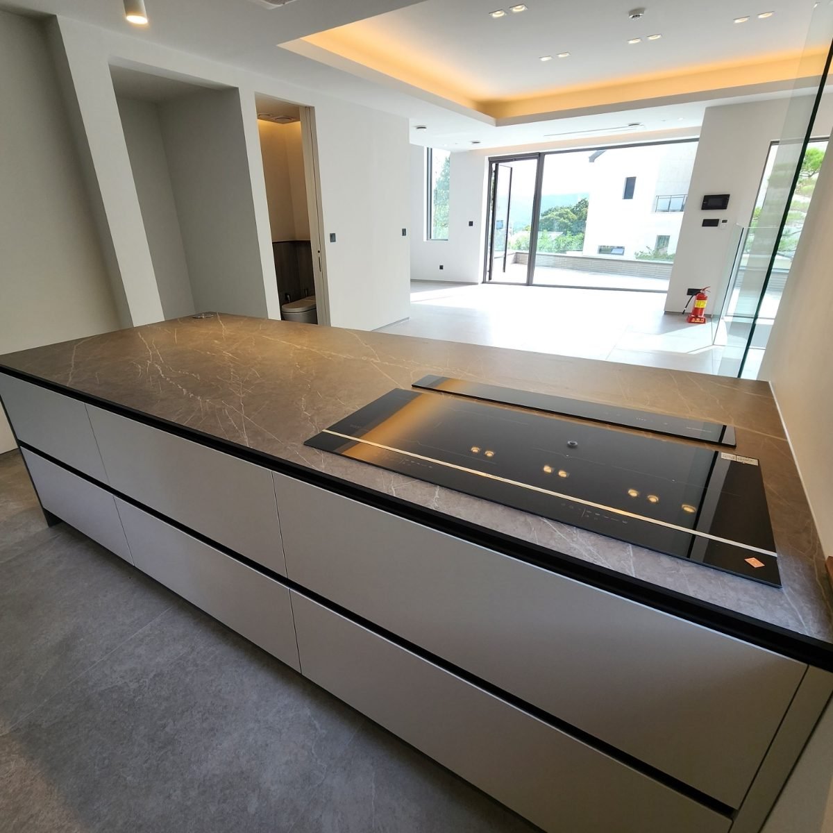 Atlas Concorde Grey Stone / 양면포셀린 상판 시공