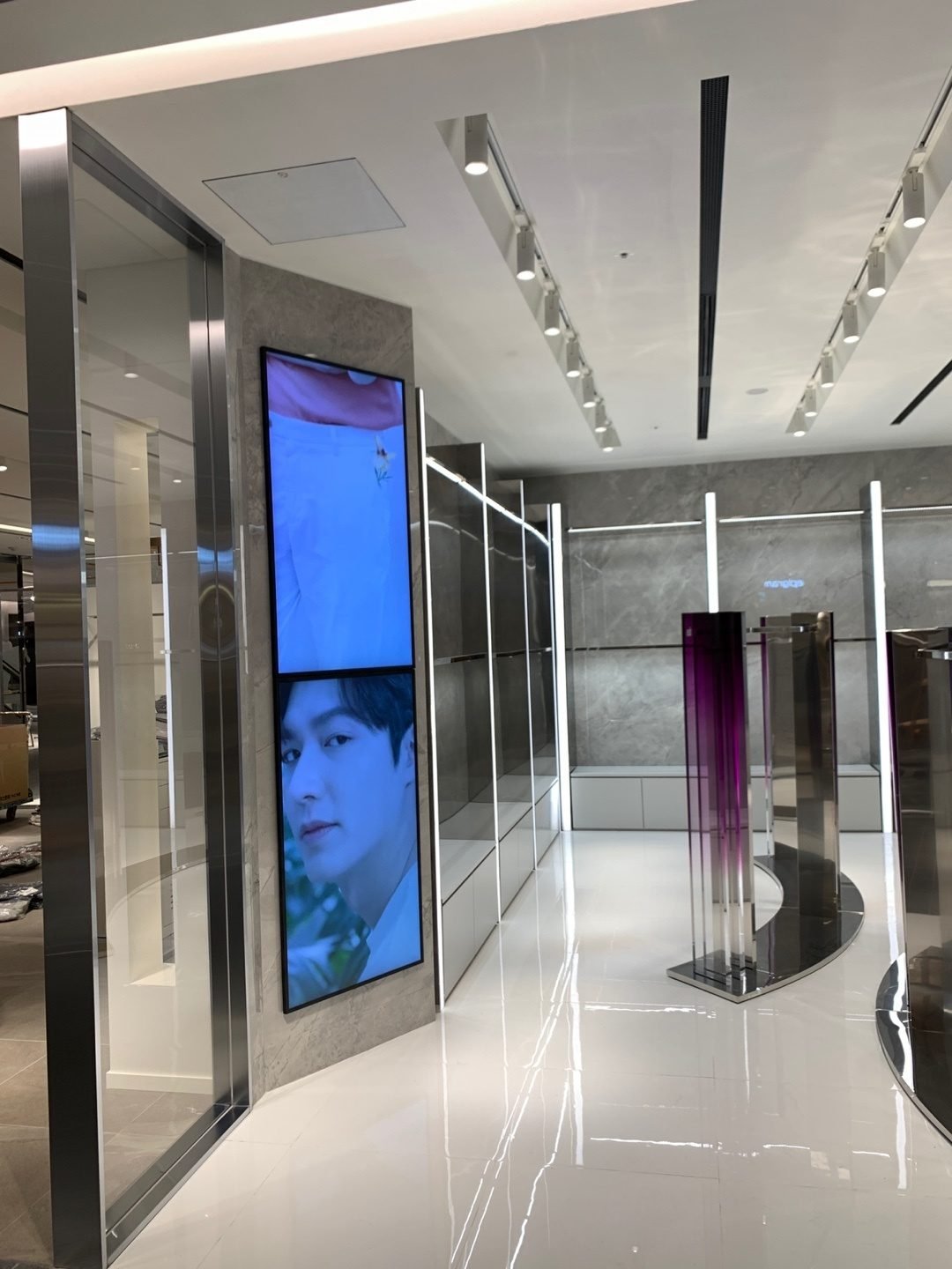 그레이 컨셉 이탈리아산 포셀린 벽면 시공